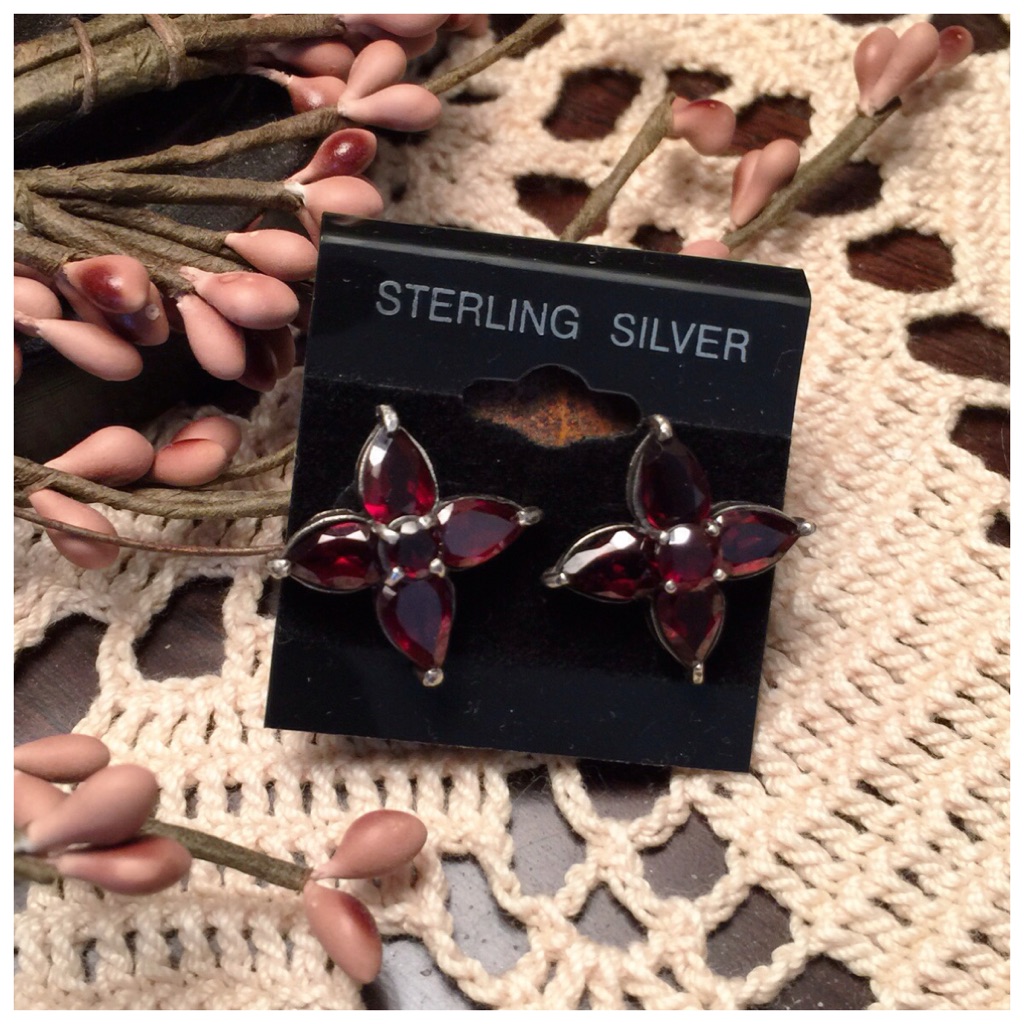 Antique .925 Stamped Sterling Silver Flower Design Garnet Pair Earring R